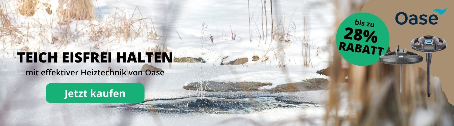 Zur Hälfte eingefrorener Gartenteich mit Schnee bedeckt und Oase Ice-free in der Mitte