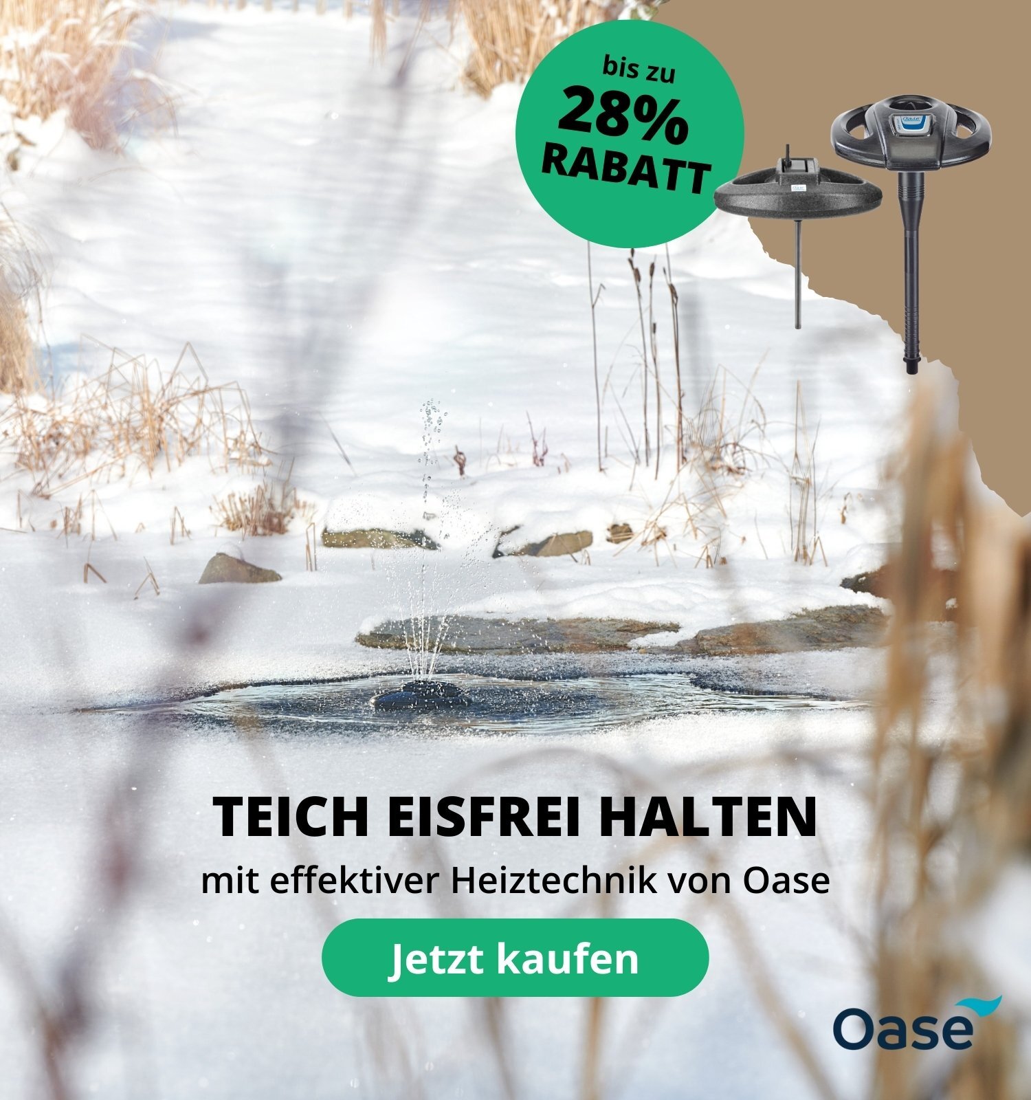 Zur Hälfte eingefrorener Gartenteich mit Schnee bedeckt und Oase Ice-free in der Mitte