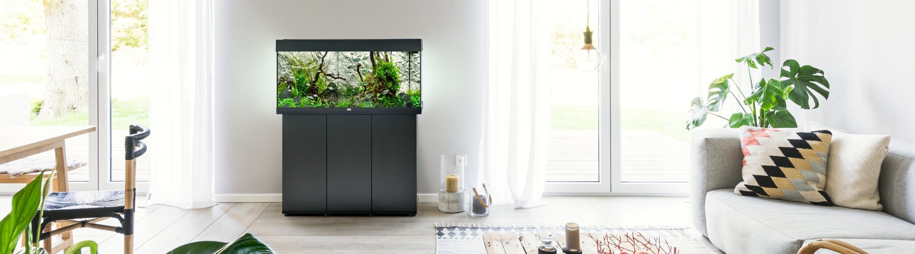 Helles Wohnzimmer mit großen Terassentüren und Juwel Rio...