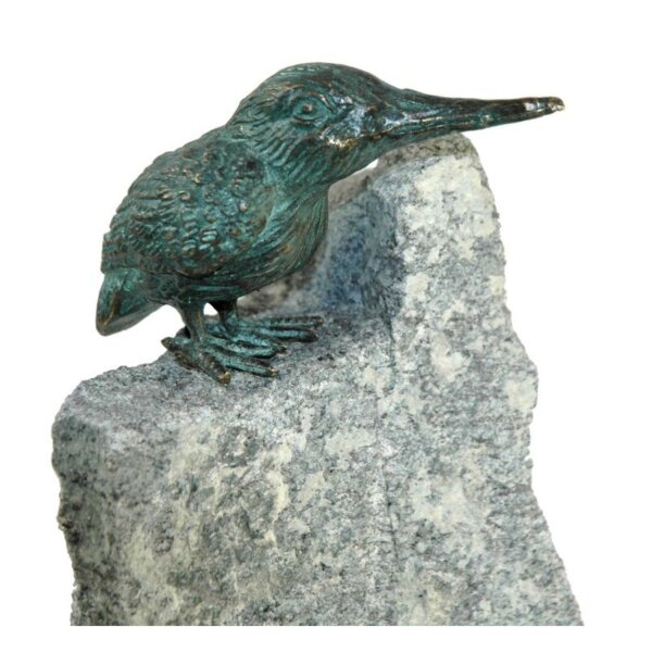 Rottenecker Bronzefigur Eisvogel Flügel zu auf Granit