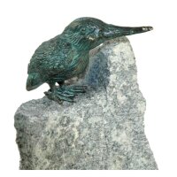 Rottenecker Bronzefigur Eisvogel Flügel zu auf Granit