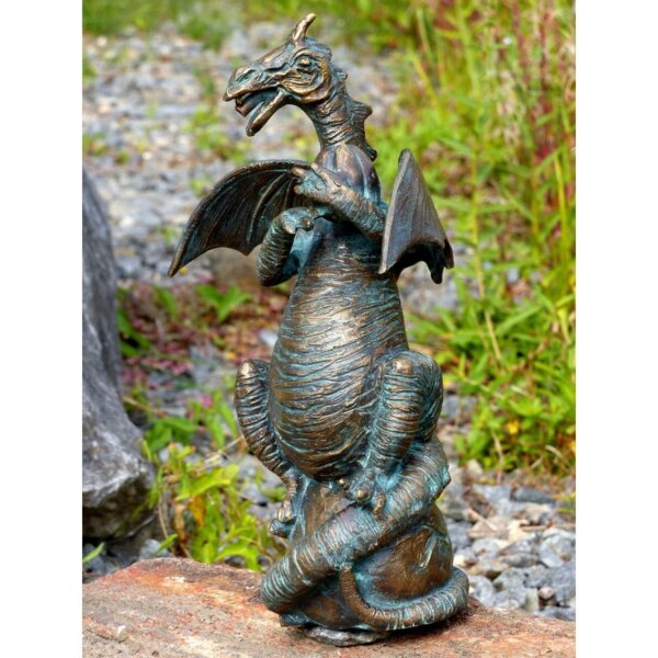 Rottenecker Drache mit Walnuss