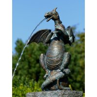 Rottenecker Drache mit Walnuss