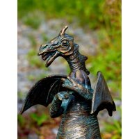 Rottenecker Drache mit Walnuss